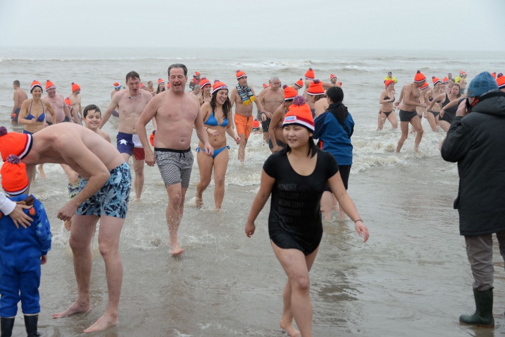 ../Images/Nieuwjaarsduik Noordwijk 2020 093.jpg